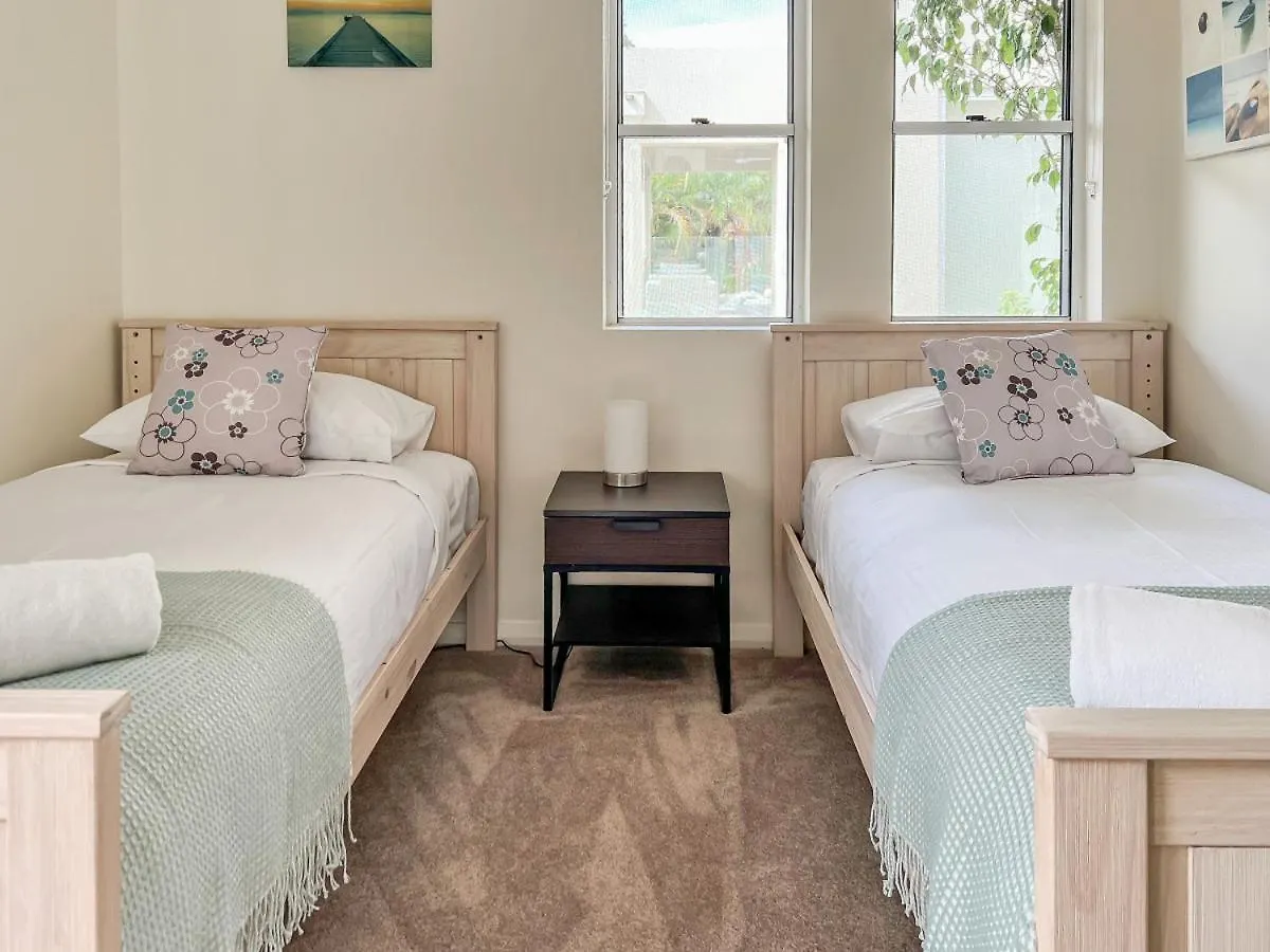 Luxury Resort Style Villa Pool By Custom Bnb Hosting Pelican Waters Prázdninový dům