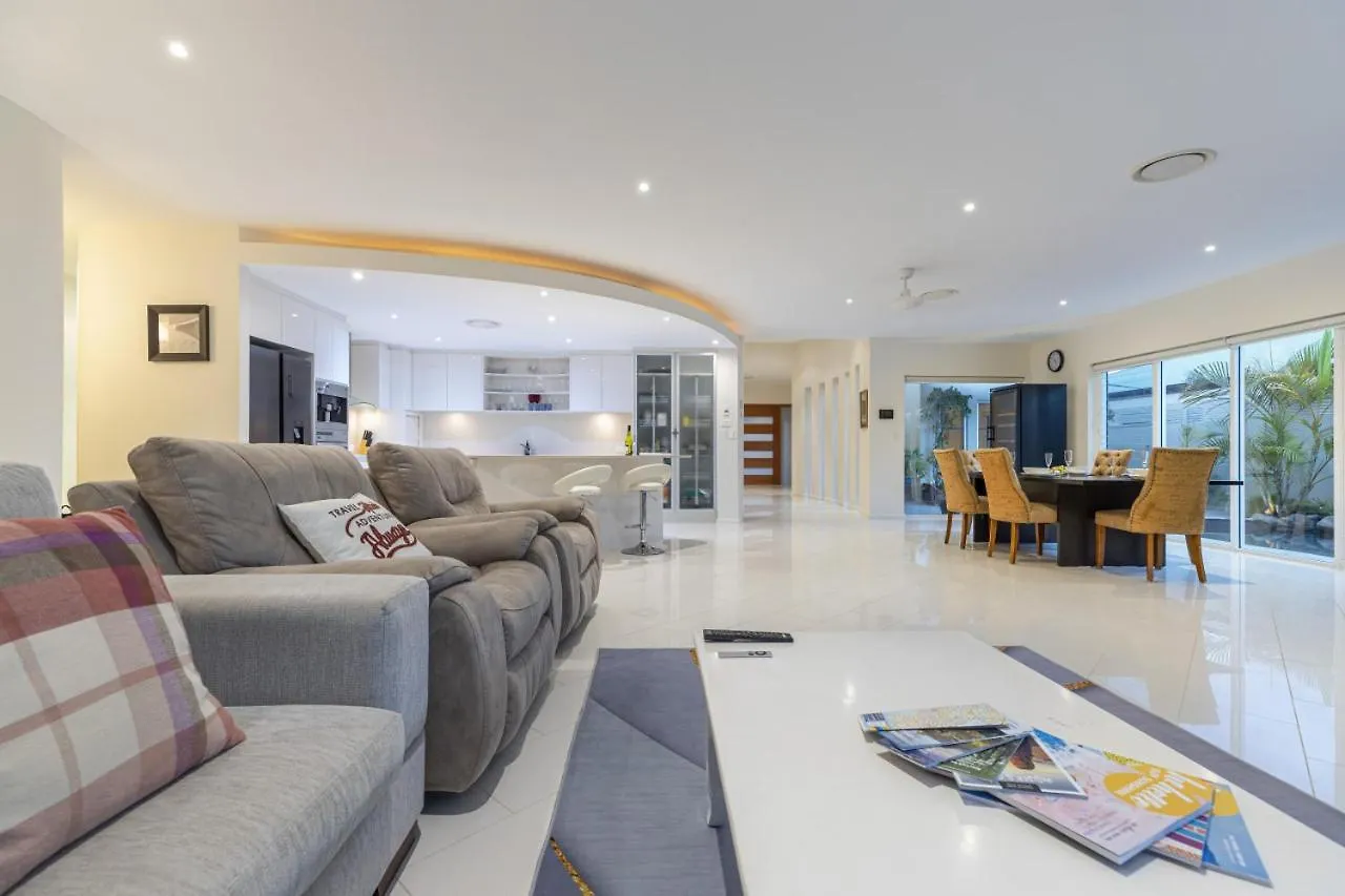 Luxury Resort Style Villa Pool By Custom Bnb Hosting Pelican Waters 0*,  Austrálie