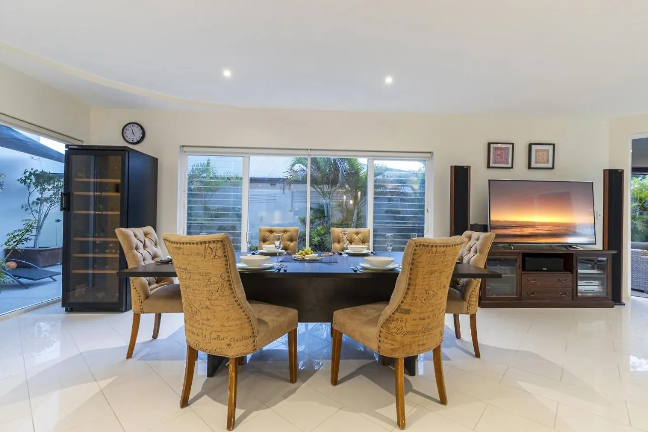 Luxury Resort Style Villa Pool By Custom Bnb Hosting Pelican Waters 0*,  Austrálie